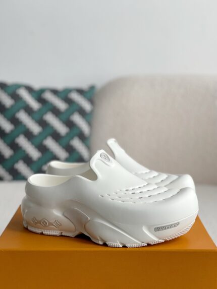 LOUlS VUlTTON Shark slippers, thick soles