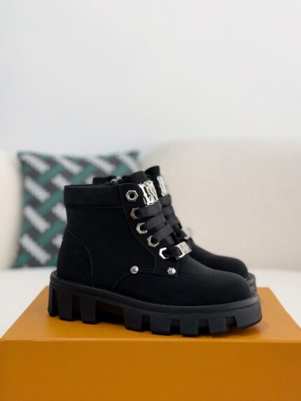 LOUlS VUITTON Round toe lace-up boots