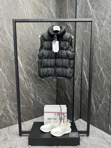 Moncler Apriete women's short down vest