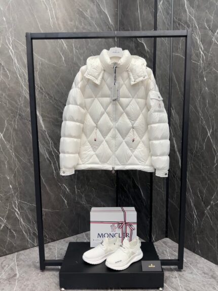 Moncler Avery short men's diamond patterned down jacket