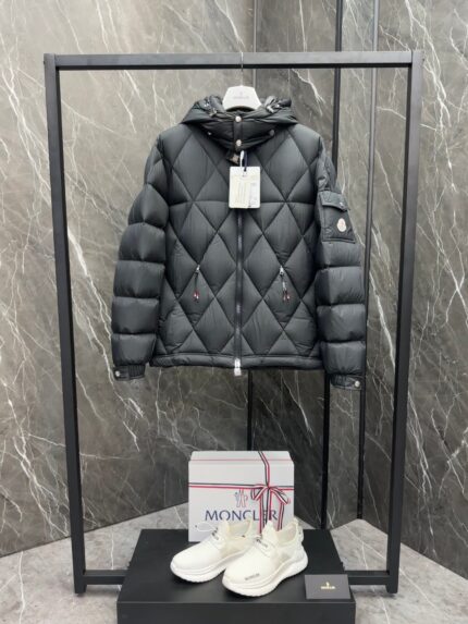 Moncler Avery short men's diamond patterned down jacket