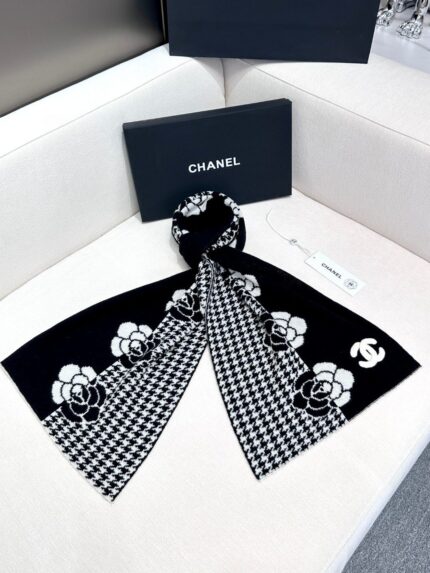 CHANEL houndstooth and camellia knitted scarf Size: 33*180cm