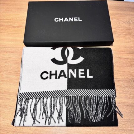 𝐂𝐇𝐀𝐍𝐄𝐋Double-sided color-blocked jacquard scarf Size: 184*34cm