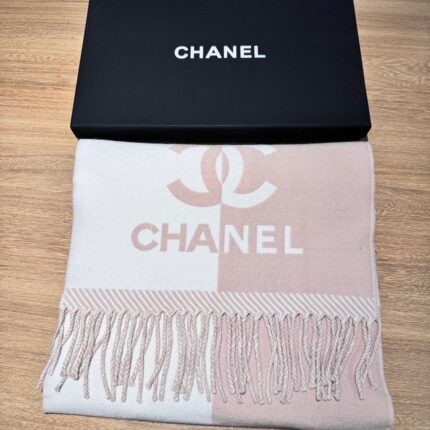 𝐂𝐇𝐀𝐍𝐄𝐋Double-sided color-blocked jacquard scarf Size: 184*34cm