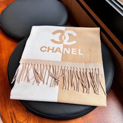 𝐂𝐇𝐀𝐍𝐄𝐋Double-sided color-blocked jacquard scarf Size: 184*34cm