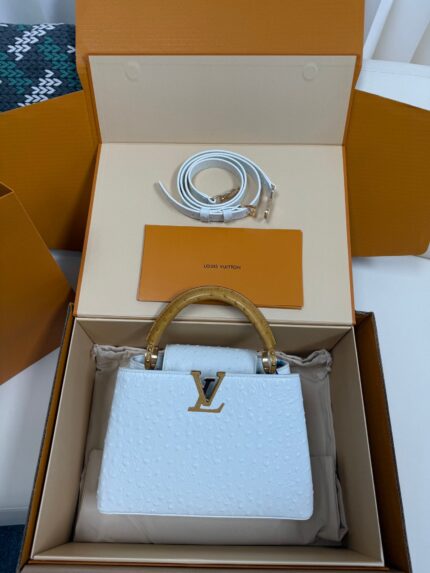 Louis Vuitton Capucines BB Ostrich Leather Handbag Model: M24714 Size: 27cm*18cm*9cm