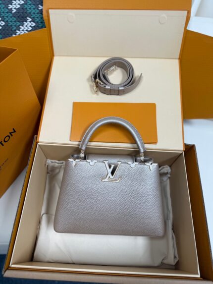 Louis Vuitton Capucines BB ostrich leather handbag Model: M11341 Size: 27cm*18cm*9cm