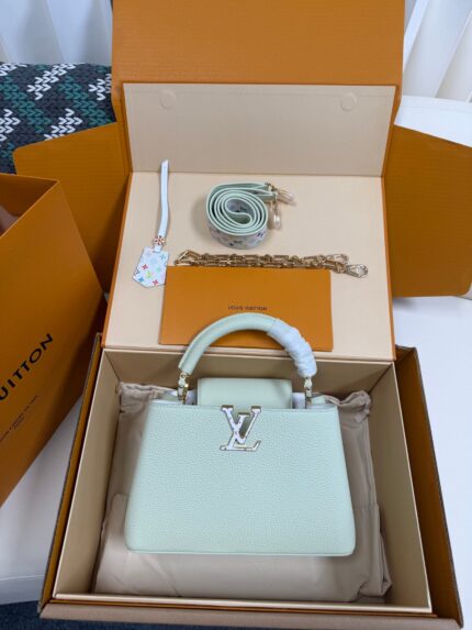 Louis Vuitton x TM Capucines handbag in white and purple. Model: M13253 Dimensions: 27 cm x 17.3 cm x 9 cm.