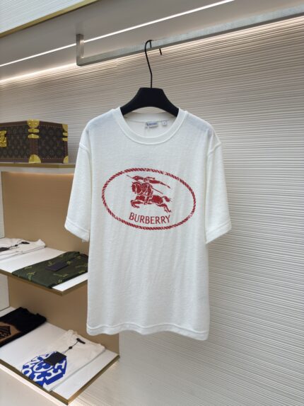 BURBERRY red warhorse print round neck short sleeved shirt