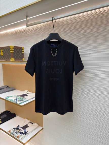 LOUIS VUITTON Crewneck Short-Sleeve Top with Chain-Link Lettering Print [Women's]