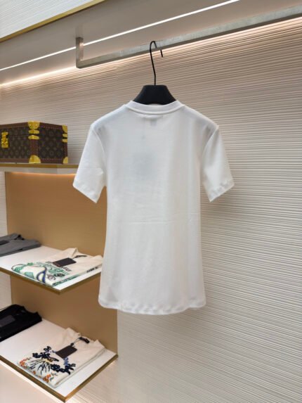 LOUIS VUITTON Short-Sleeve Top with Chain-Detail Neckline, Letter Print, and Pocket [Women's]